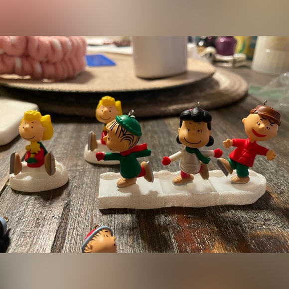 Hallmark Bundle of Peanuts Gang Miniature Ornaments and Peanuts on Ice - Picture 5 of 5